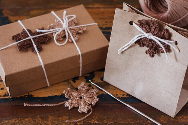 Copos de nieve de ganchillo marrón para la decoración de Navidad de paquete y —  Fotos de Stock