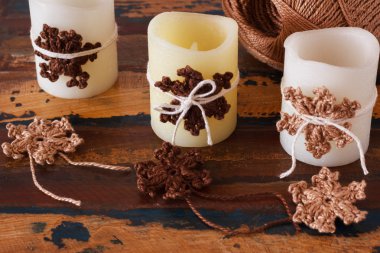 El yapımı Noel dekorasyonu mum ile kahverengi tığ işi snowf