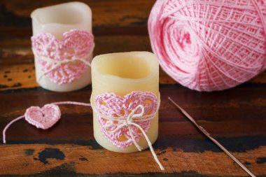 Mum ile pembe tığ işi Saint Valentine's d için el yapımı kalp