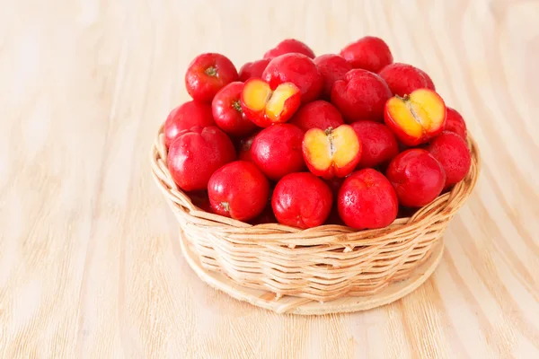 Červený acerola - malpighia glabra, tropické ovoce v proutí busket — Stock fotografie
