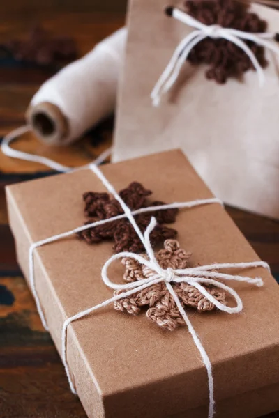 Copos de nieve de ganchillo marrón para la decoración de Navidad de caja de regalo un —  Fotos de Stock