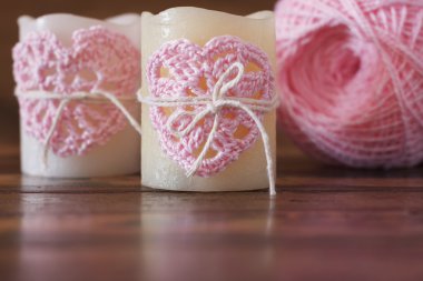 Saint Valentine's day için mum için el yapımı, tığ işi pembe kalp