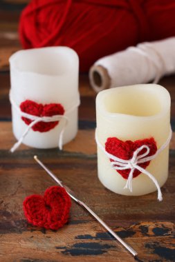 El yapımı kırmızı tığ işi kalp mum için Saint Valentine's day için 