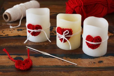 Saint Valentine's gün dekorasyon: el yapımı, tığ işi kırmızı kalp için