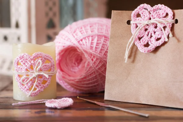 Decoração de São Valentim: coração rosa de crochê artesanal para cand — Fotografia de Stock
