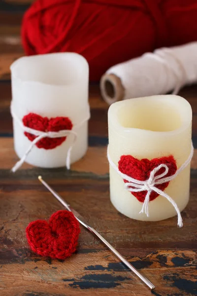 Красное вязаное сердце ручной работы для свечи на День Святого Валентина — стоковое фото