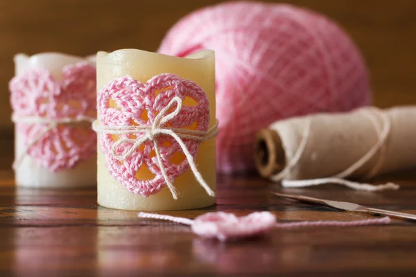 Two candle with  pink crochet handmade heart for Saint Valentine — Stock Photo, Image