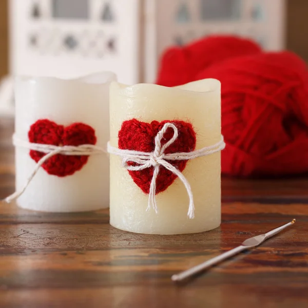 Crochet hecho a mano corazón rojo para vela para el día de San Valentín —  Fotos de Stock