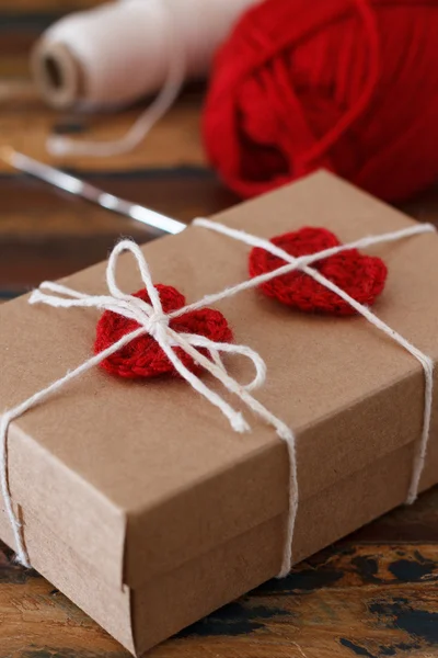 Decoración de San Valentín: ganchillo hecho a mano corazón rojo para regalo —  Fotos de Stock