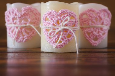 Üç mum ile el yapımı pembe kalp Saint Valenti için tığ işi