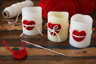 Mum el yapımı ile Saint Valentine's da için kırmızı kalp tığ işi