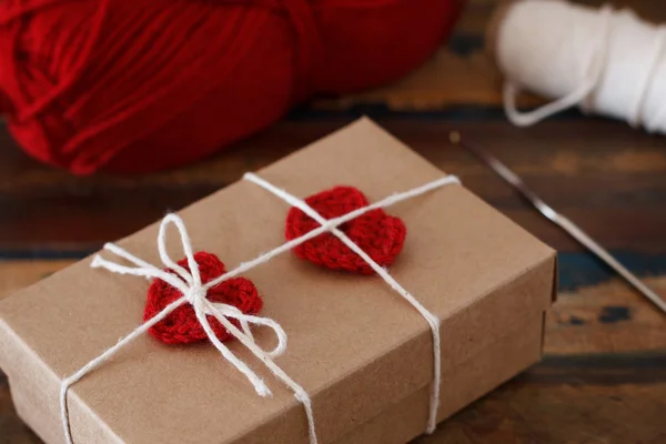 Decoración de San Valentín: ganchillo hecho a mano corazón rojo en regalo p —  Fotos de Stock