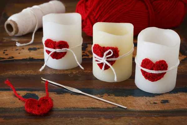 Candles with handmade crochet red heart for Saint Valentine 's da — стоковое фото