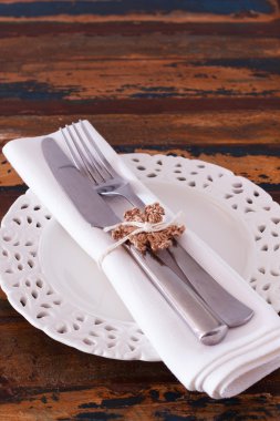 Noel dekorasyon: beyaz tabak peçete çatal bıçak el ile