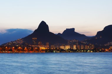 Gün batımı Lagoon Rodrigo de Freitas (Lagoa), dağlar, Rio de Janeiro