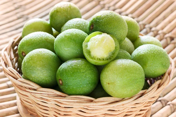 Nahaufnahme brasilianische Frucht spondias tuberosa (brasilianische Pflaume, umbu, i — Stockfoto