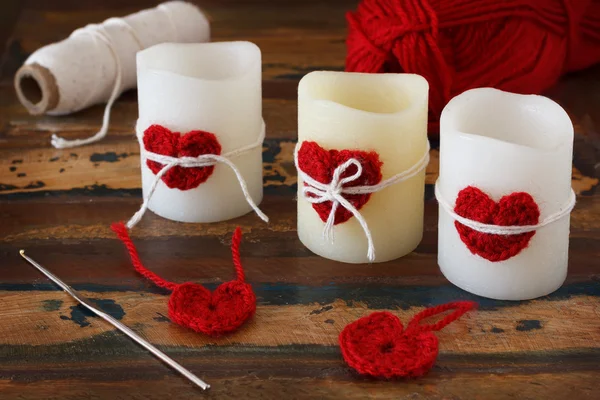 Candele con cuore rosso all'uncinetto fatto a mano con matassa per Santa Val — Foto Stock