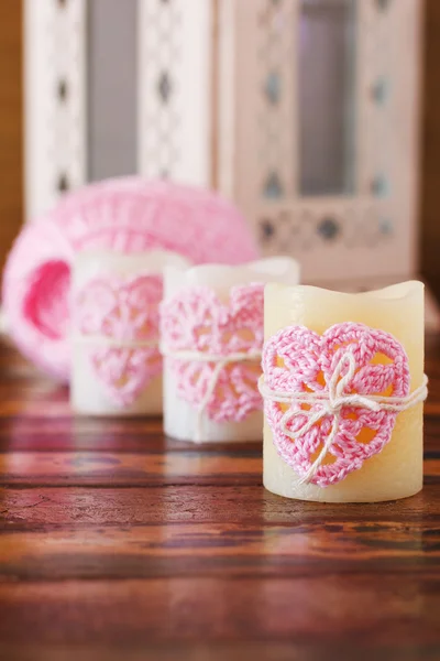 Ручной вязание розовое сердце на свече на День Святого Валентина — стоковое фото