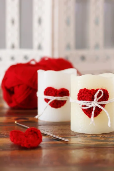 Handmade crochet red heart for candle with skein for Saint Valen — Stock Photo, Image