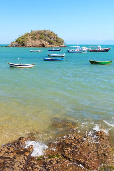 Barche, yacht isola, mare blu in Armacao dos Buzios, Rio de J — Foto Stock