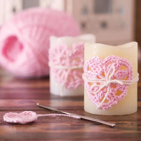 聖バレンタインの日にキャンドルを手作りのピンクのかぎ針編みハート — ストック写真