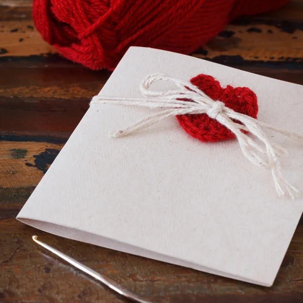 Handmade greetings card with crochet red heart for Saint Valenti — Stock Photo, Image