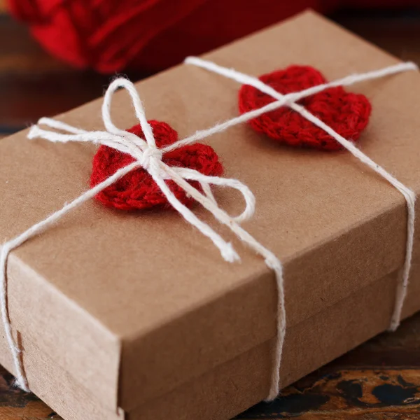 Decoración de San Valentín: corazón de ganchillo rojo hecho a mano para regalo —  Fotos de Stock