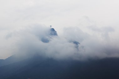Dağ Corcovado ile İsa kurtarıcı olarak bulutlar ve sis içinde
