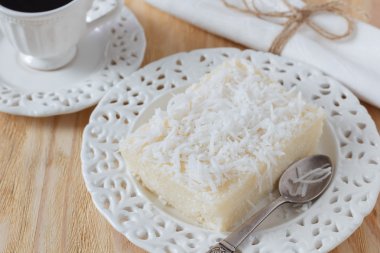 Hindistan cevizi ile Brezilyalı tatlı kuskus puding (cuscuz doce)
