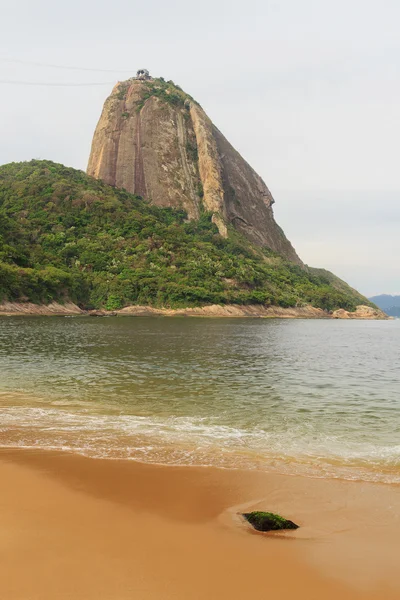 Montagne Sugarloaf Plage rouge (Praia Vermelha) sable marin vide dans — Photo