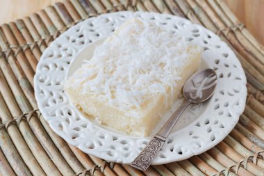 Kaşık ile beyaz tabakta cevizli tatlı kuskus puding