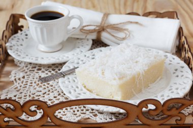 Hindistan cevizi ve kahve fincan ile tatlı kuskus puding (cuscuz doce)