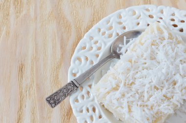 Tatlı kuskus puding ile Hindistan cevizi ile beyaz vintage plaka üzerinde