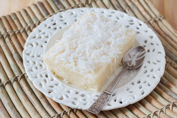 Dulce pudín de cuscús con coco en plato blanco con cuchara — Foto de Stock