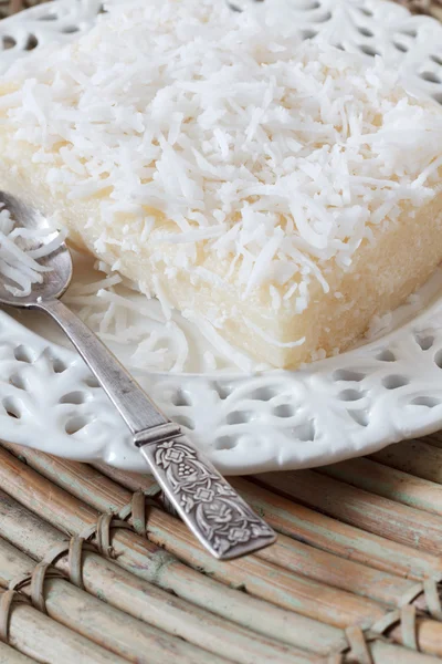 Close up of brazilian traditional dessert: sweet couscous (tapioca) pudding (cuscuz doce) with coconut — Stock Photo, Image