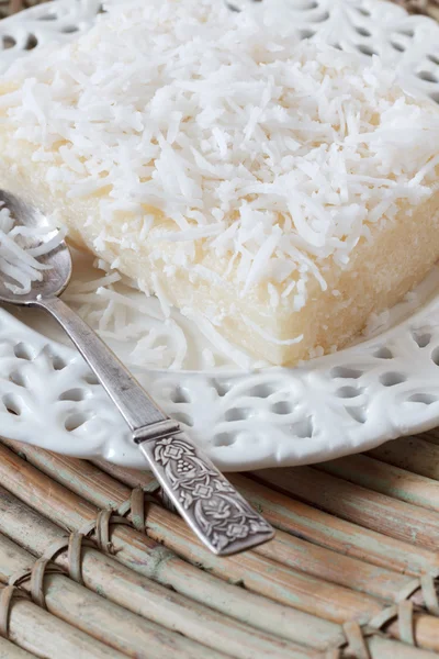 Primer plano del postre tradicional brasileño: pudín de cuscús dulce (tapioca) (cuscuz doce) con coco — Foto de Stock