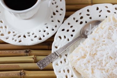 Kahve ile Brezilyalı tatlı kuskus puding (cuscuz doce)