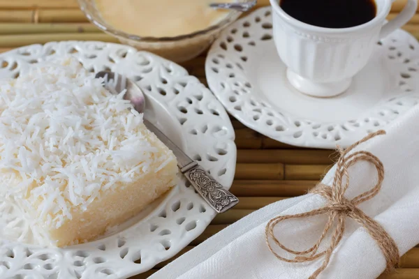 Sladký kuskus (tapioka) pudink (cuscuz doce), kokos, mléko a šálek kávy — Stock fotografie