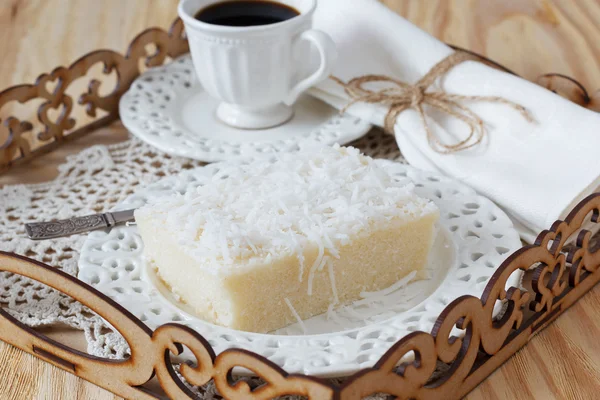 Бразильский десерт: сладкий кускус-пудинг с кокосом, чашка кофе — стоковое фото