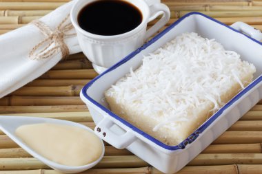 Tatlı kuskus (tapyoka) puding (cuscuz doce) Hindistan cevizi ile Kupası