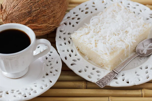 Brazilské dezert: kokosový pudink (cuscuz doce) sladký kuskus — Stock fotografie