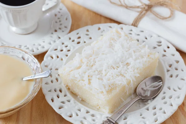 Pudín de arroz con coco en plato blanco con taza de café —  Fotos de Stock