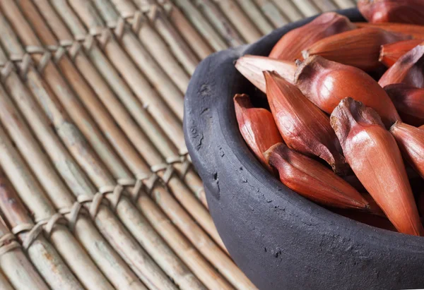 Pinhao - Braziliaanse pine in zwarte pot op een houten bord met kopie s — Stockfoto