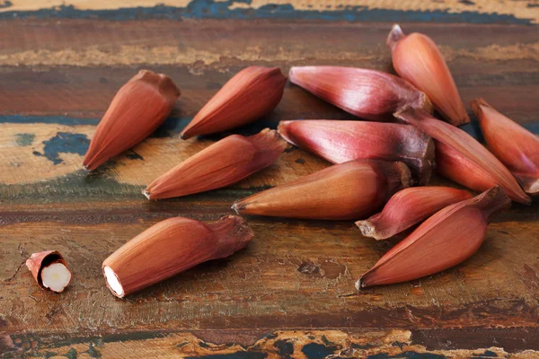 Pinhao - Brezilya çam ahşap masa üzerinde closeup — Stok fotoğraf