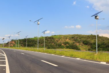 Güneş paneli üzerindeki elektrik direği, yıldırım için güneş enerjisi kullanımı