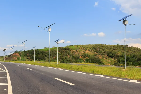 Painel solar no pólo elétrico, uso de energia solar para relâmpagos — Fotografia de Stock