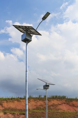 Güneş paneli, güneş enerjisi kullanımı için yıldırım ile elektrik Kutbu yakın çekim,