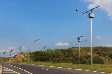 Güneş paneli üzerindeki karayolu, yıldırım için güneş enerjisi kullanımı üzerinde elektrik direği,
