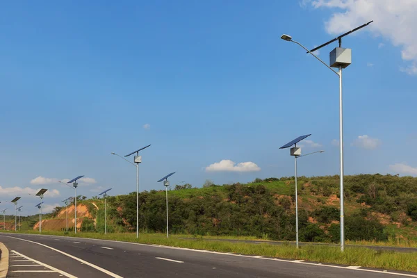 고속도로, 번개에 대 한 태양 에너지의 사용에 전기 극에 태양 전지 패널, — 스톡 사진
