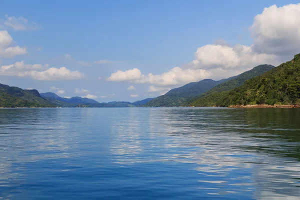 Fiordo tropical único de Brasil - Saco do Mamangua, montañas, Brasil — Foto de Stock